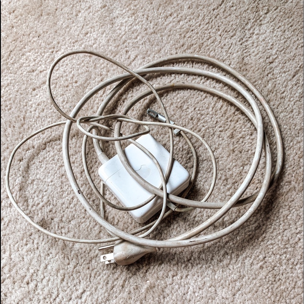 Apple MacBook 💻 Pro Charger (Old)
